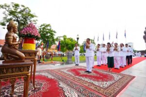 ថ្នាក់ដឹកនាំ និងមន្ត្រីរាជការក្រសួងព័ត៌មាន អញ្ជើញដាក់ក្រពុំបិណ្ឌផ្កាឈូកគោរពវិញ្ញាណក្ខន្ធ និងរំលឹកខួប ៣៣ឆ្នាំ នៃទិវាប្រកាសរដ្ឋធម្មនុញ្ញ