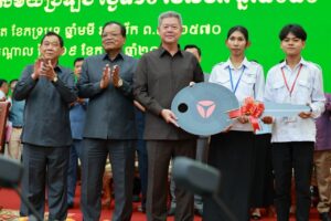 ថ្នាក់ដឹកនាំខេត្តកណ្ដាល អញ្ជើញជាអធិបតីក្នុងពិធីសំណេះសំណាល និងជូនរង្វាន់ម៉ូតូអគ្គិសនីដល់សិស្សនិទ្ទេស A ចំនួន ៤៨នាក់ ក្នុងក្រុងតាខ្មៅ
