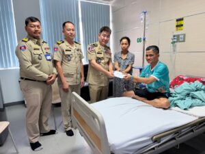 ឯកឧត្តម ឧត្តមសេនីយ៍ទោ ហេង ចំរើន ចុះសួរសុខទុក្ខ និងនាំយកថវិកាឧបត្ថម្ភជូនលោក វរសេនីយ៍ឯក ស៊ុន រដ្ឋា ដែលកំពុងសម្រាកព្យាបាលជំងឺ